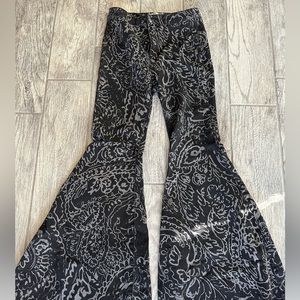 WE THE FREE black pattern flare jeans